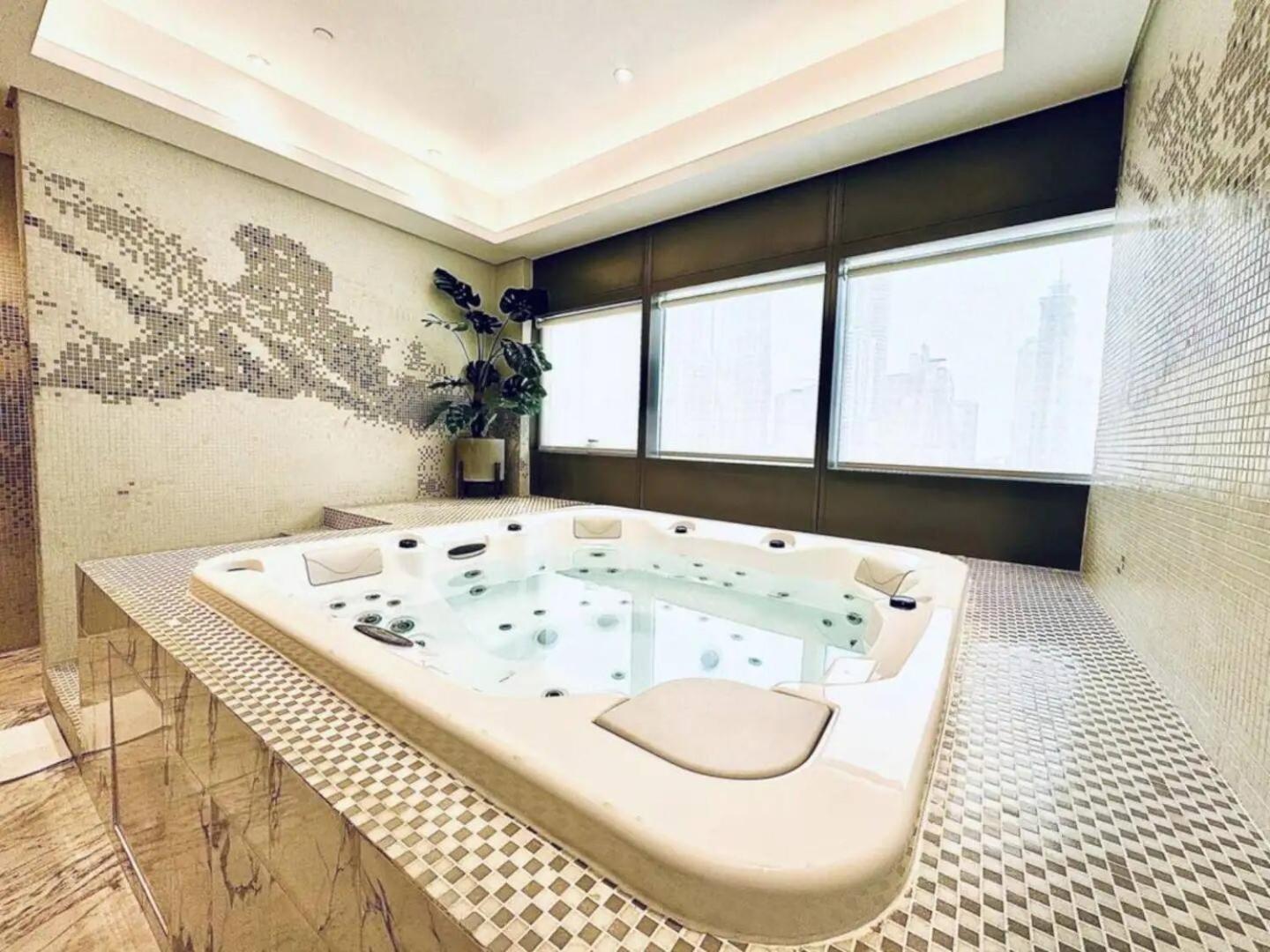 Sky-high 2br - Infinity Pool & Burj Khalifa Views Дубай